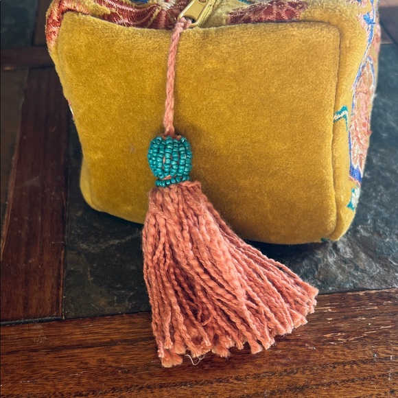 Embroidered Floral Women’s Makeup Bag - Picture 2 of 6